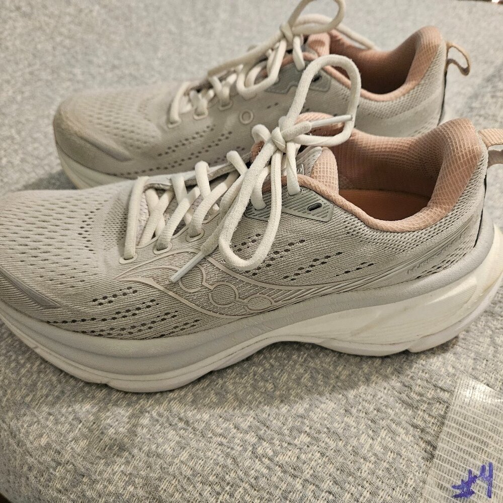 Saucony womens running shoe, size 9, good cond.